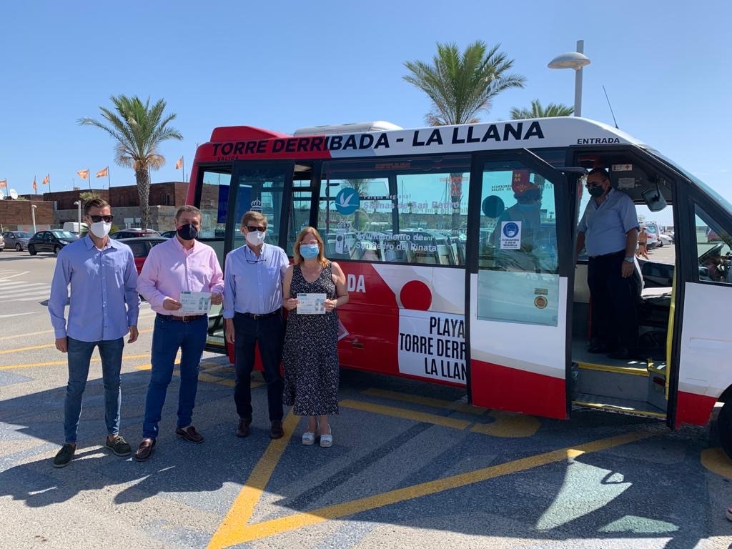 El director del Medio Natural junto a la alcaldesa de San Pedro del Pinatar presentan el servicio gratuito de autobús a las playas del Parque Regional. Imagen: CARM