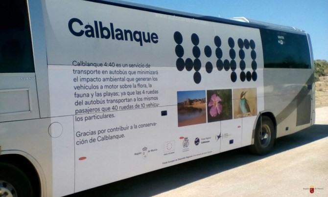 Autobús del servicio 4:40 que permite el acceso de visitantes al Parque Regional de Calblanque durante la prohibición de entrada con vehículos particulares. Imagen: CARM
