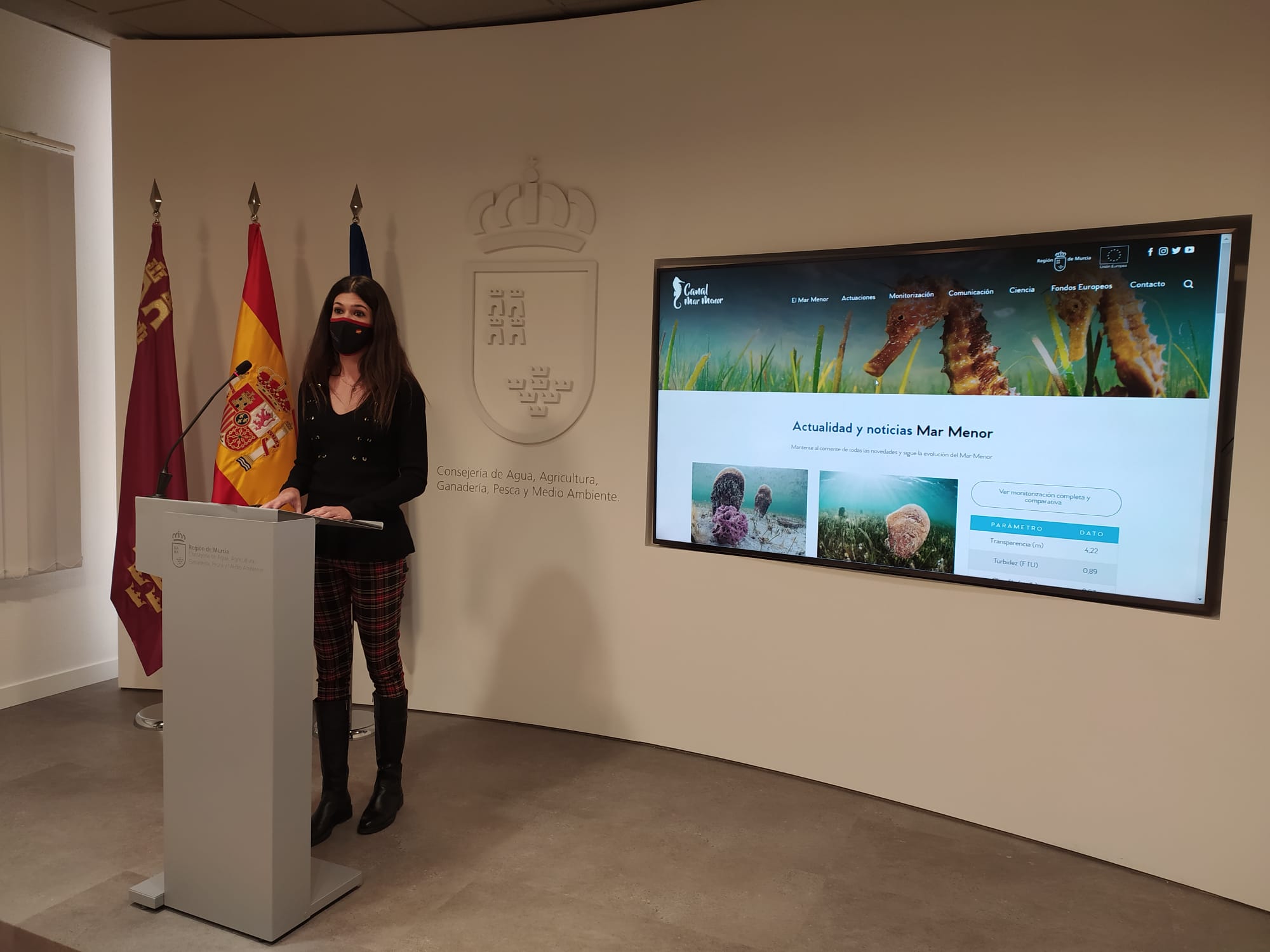 La directora general del Mar Menor, Miriam Pérez, durante el acto de presentación de la nueva web. Imagen: CARM