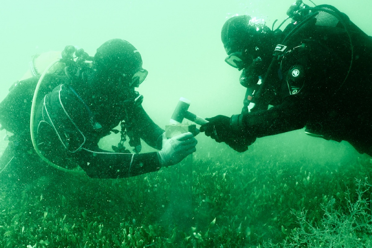 Submarinistas investigando los fondos del Mar Menor. Imagen: UPCT