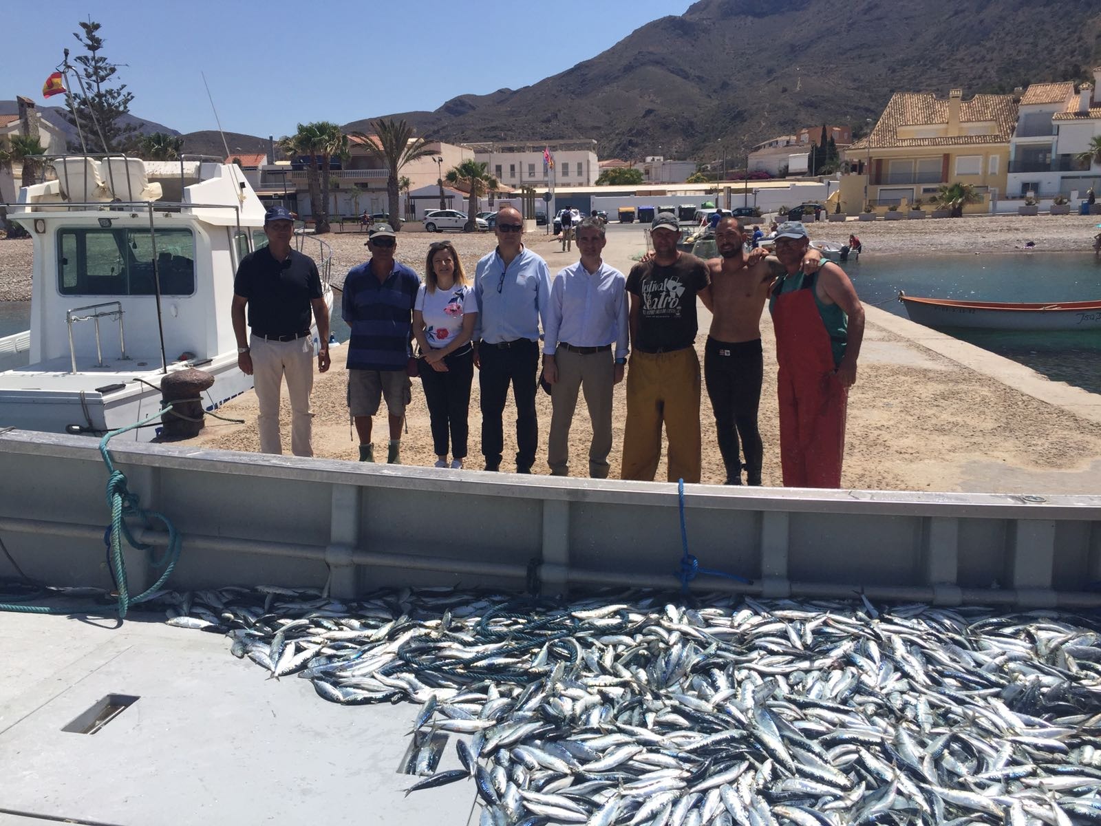  Durante su visita el consejero Miguel Ángel del Amor se ha interesado por la pesca de la almadraba en La Azohía. Imagen. CARM