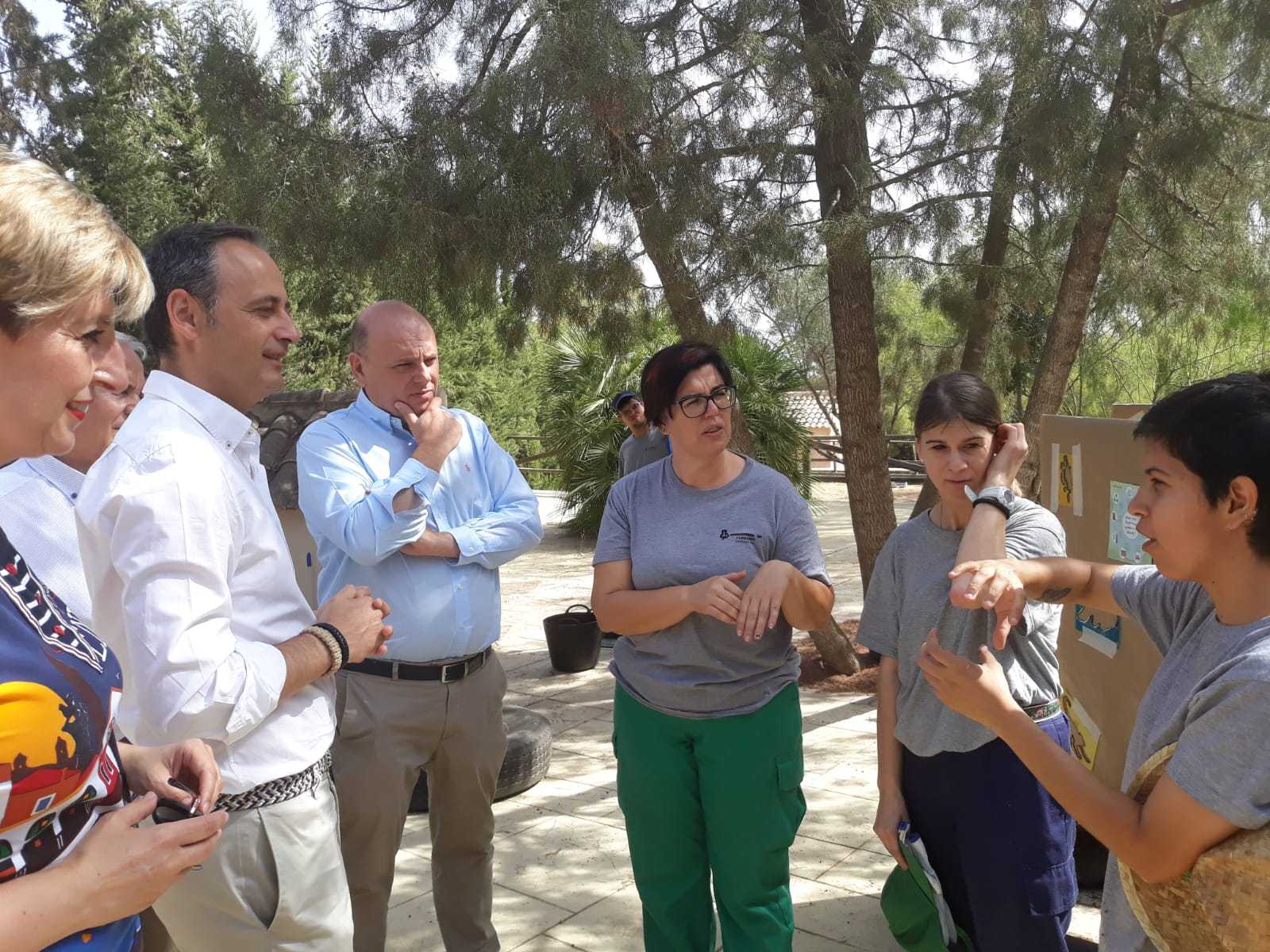 El consejero Javier Celdrán atiende las explicaciones de miembro de Fundown en su visita al Arboretum de El Valle. Imagen: CARM