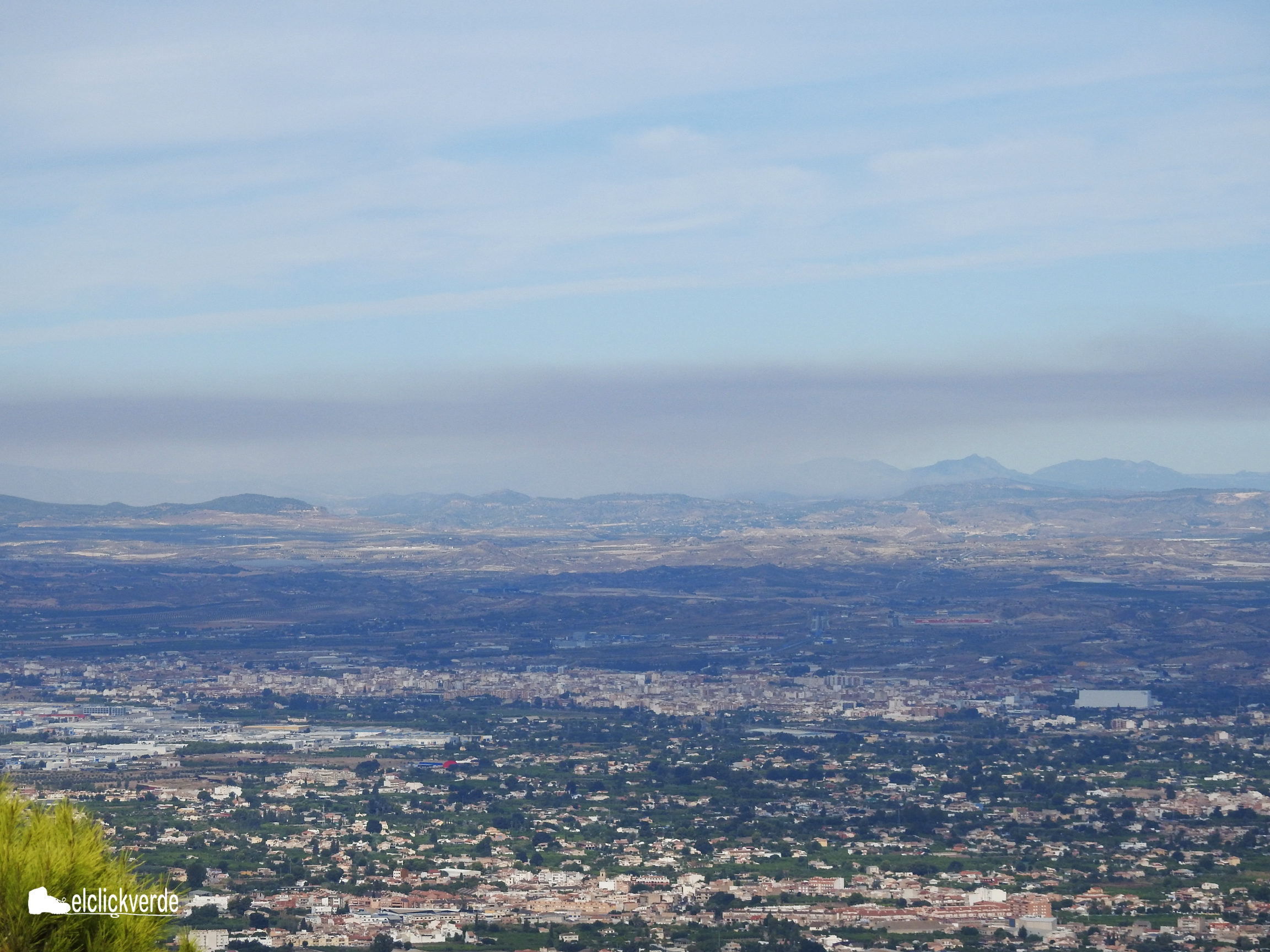 Vista del humo generado por el incendio desde la Cresta del  Gallo (Murcia)