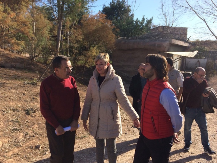La directora general de Medio Natural, Consuelo Rosauro, y el director del proyecto LIFE Iberlince, Miguel Ángel Simón, se han reunido hoy en Murcia y han visitado Terra Natura. Imagen: CARM
