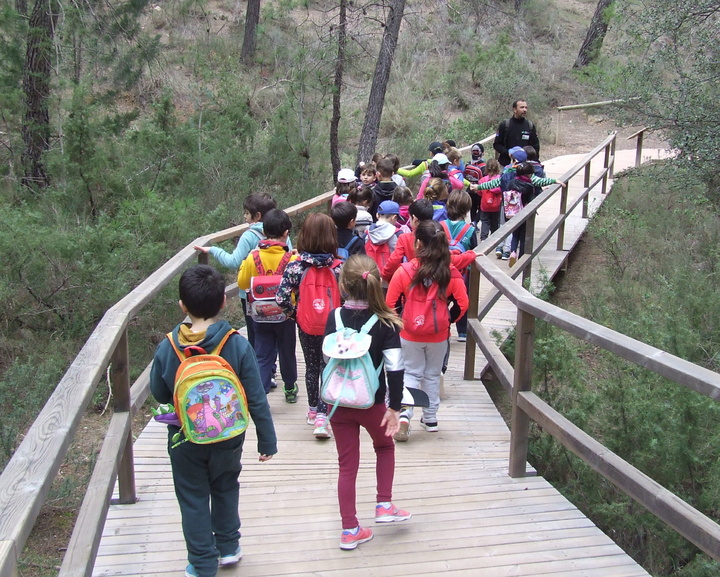 Unos niños, paseando por un espacios natural de la Región de Murcia. Imagen: CARM