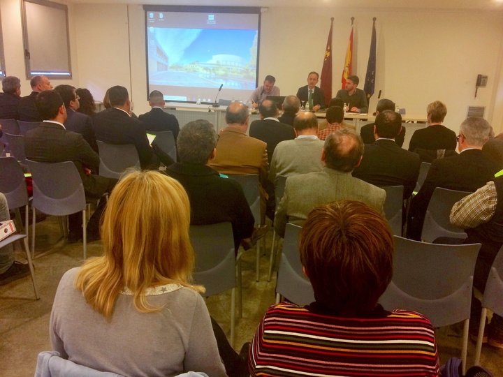 El consejero de Turismo, Cultura y Medio Ambiente presidió la reunión del Comité de Participación Social del Mar Menor. Imagen: CARM