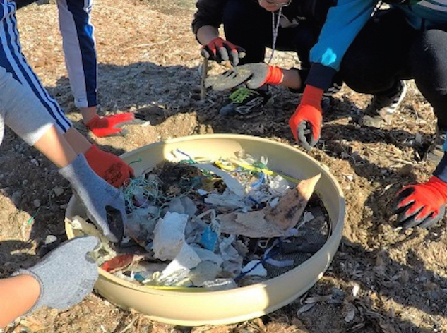 Una de las acciones de limpieza de playas que se ha llevado a cabo en la Región de Murcia para la recogida de basura y plásticos. Imagen: CARM