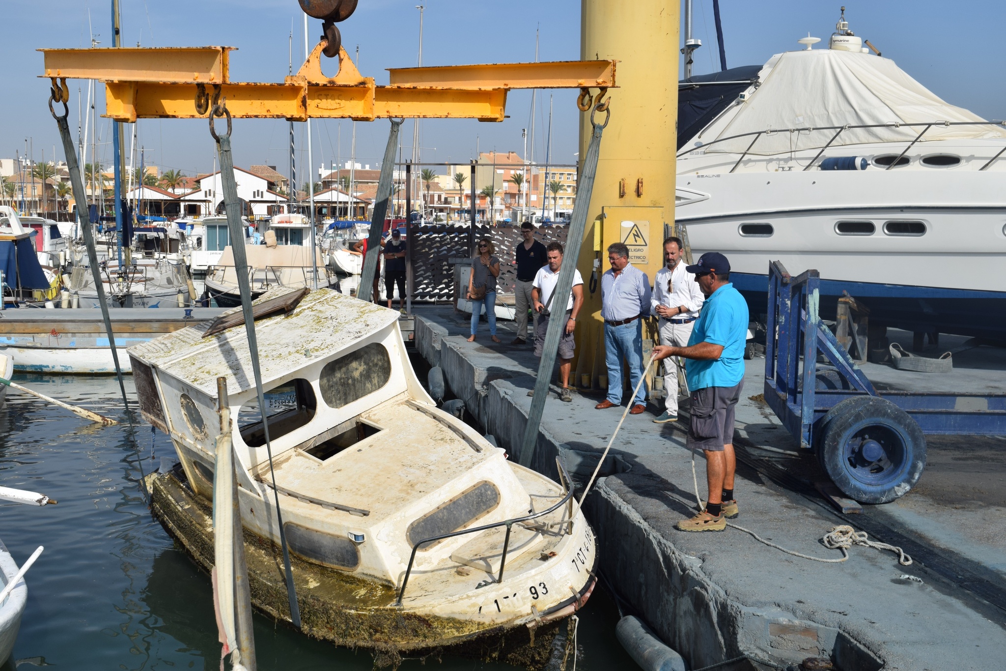 Trabajos de extracción de una embarcación semihundida en el Mar Menor. Imagen: CARM