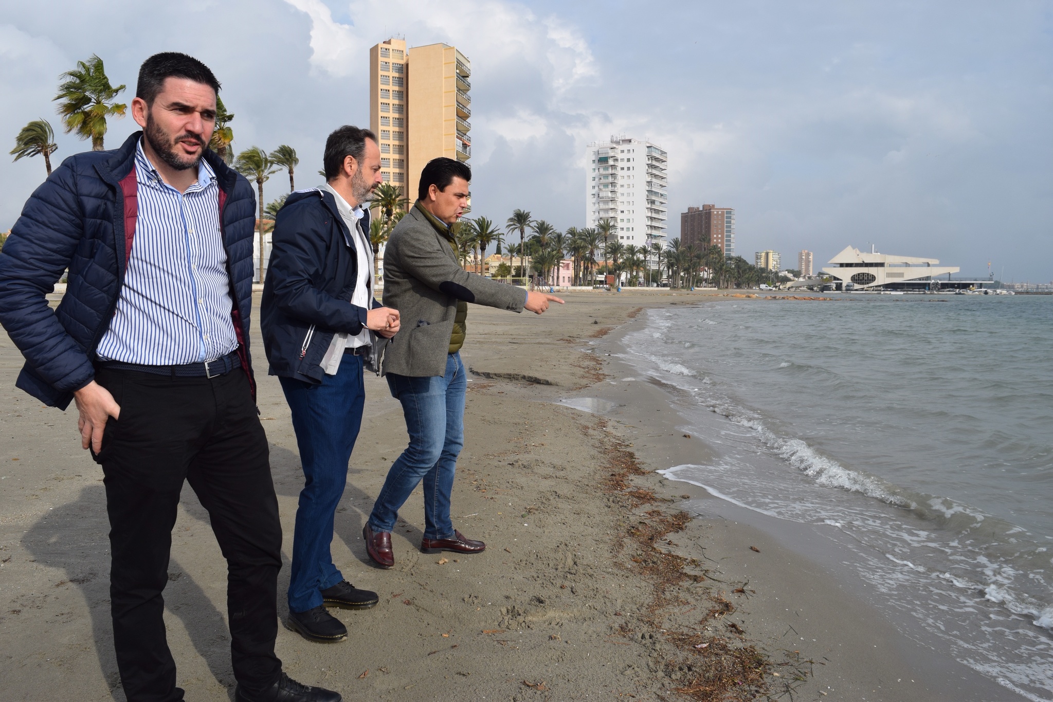 El consejero de Empleo, Universidades, Empresa y Medio Ambiente, Javier Celdrán, visita las playas de San Javier afectadas por el episodio de fuertes lluvias de las últimas horas acompañado del alcalde de la localidad, José Miguel Luengo. Imagen: CARM