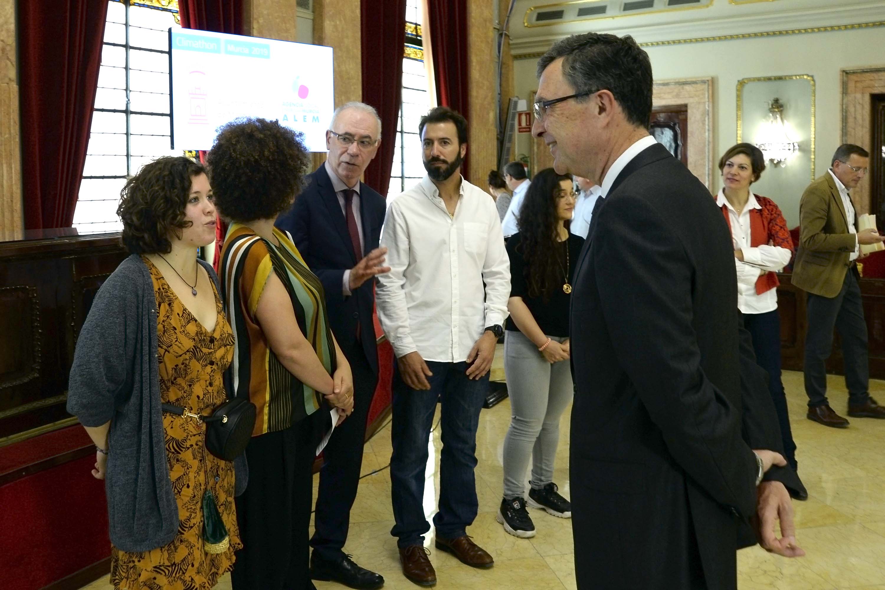Ballesta y Navarro, hablando con algunos de los premiados. Imagen: Auto. de Murcia