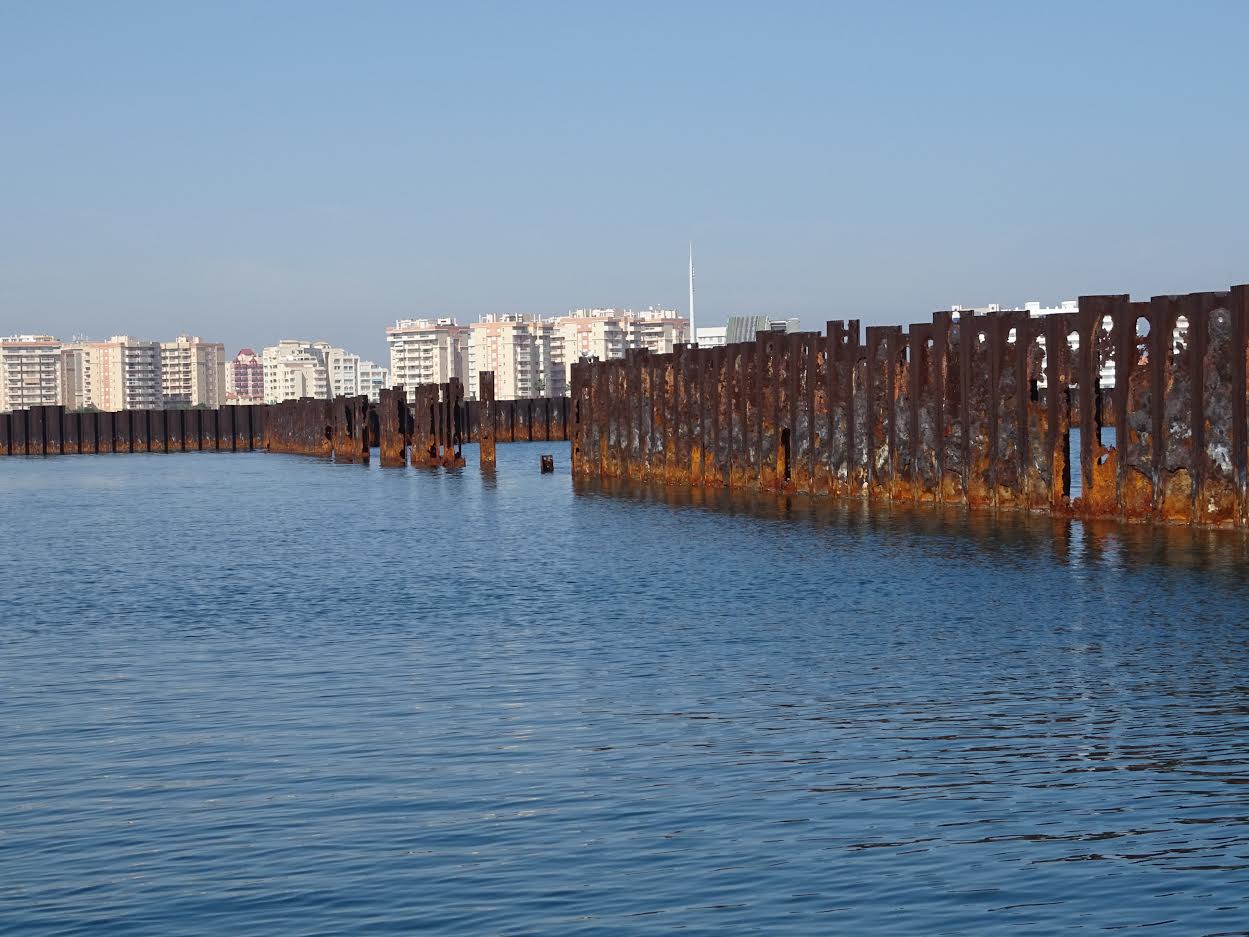 Situación de las tablestacas deterioradas por la acción del mar. Imagen: P. García /ANSE