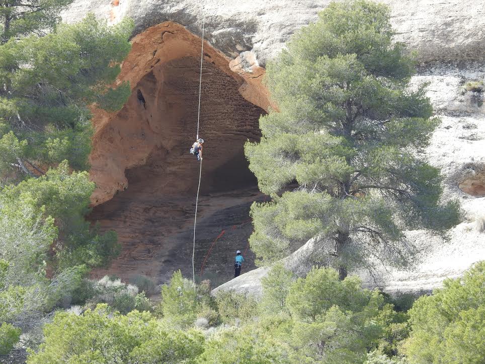 Actividad de escalada en la Cueva Horadada. Imagen: Anida
