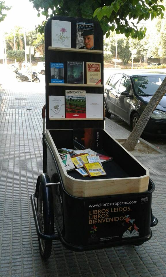 La popular 'librería a pedales' de la familia Espejo, galardonada por Murcia en Bici. Imagen: Murcia en Bici