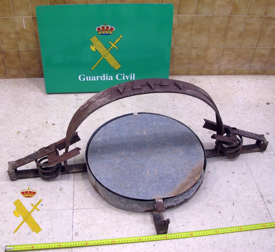 El cepo artesanal intervenido,  con medidas 120x63x45 cm. Foto: Guardia Civil de Almería
