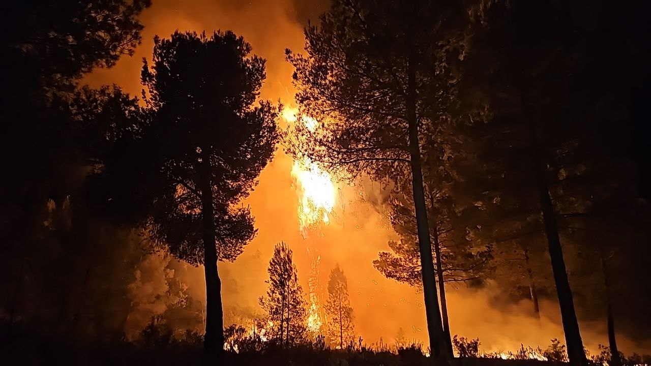 Fuego en la sierra del Burete. Foto cedida por la Dirección General del Medio Natural / 112