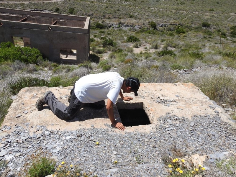 buscando_fauna_atrapada_en_el_aljibe_de_