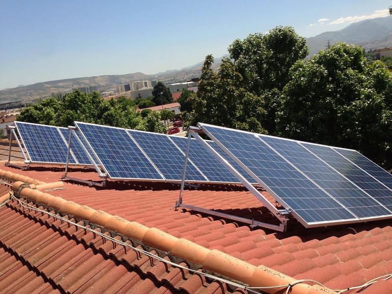 tejado_varias_placas_solares.jpg