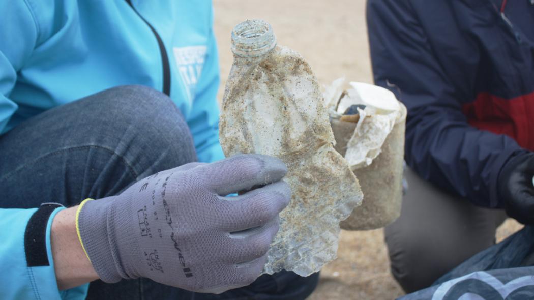 botella_plastico_en_mano_surfrider_elcli