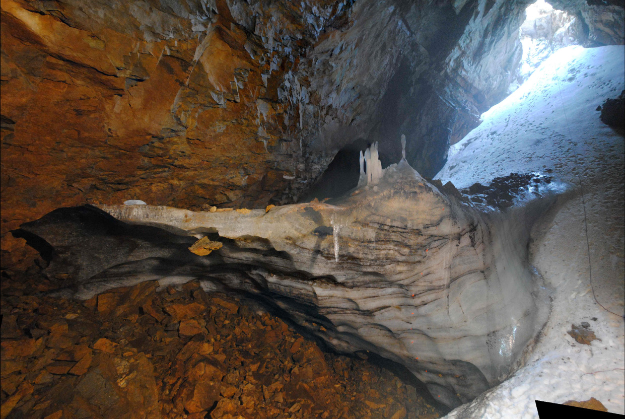 Registro de hielo hallado en la Cueva Helada A-294, en el Pirineo central. Julio de 2015/ María Leunda / CSIC
