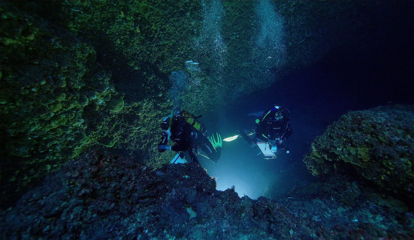 Trabajos en una cueva, fuera de La Palma. Foto: IEO-CSIC