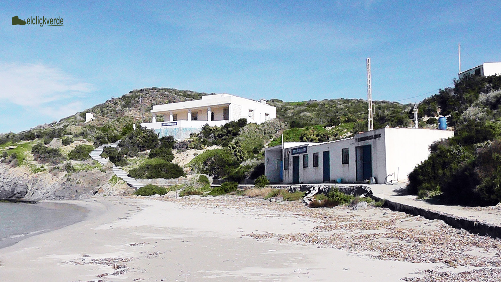 Los edificios para la estancia de los voluntarios están a pie de playa.