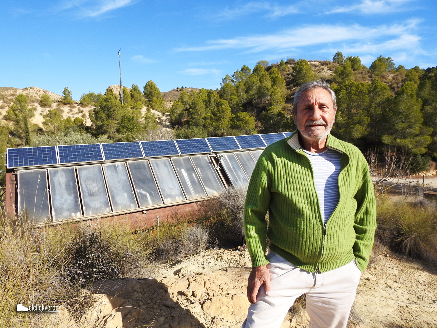 Emilio Ballester, delante de una instalación fotovoltaica en el centro medioambiental Fuente de Columbares, sede de la Fundación Desarrollo Sostenible, de la que es presidente