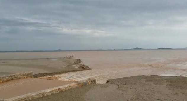 Entrada de agua de lluvia en el Mar Menor el pasado 15 noviembre, en Los Alcázares. Imagen: Pacto por el Mar Menor