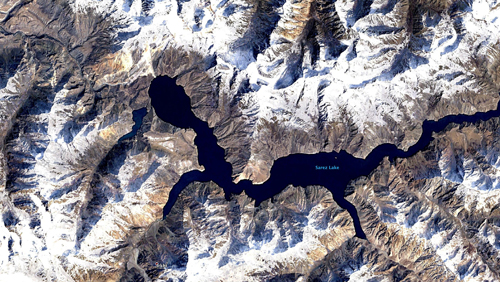 Lago Sarez (Tayikistán), formado en 1911 por una avalancha de roca que bloqueó el río Murghob. Su situación próxima al rebose hace temer por la inundación que podría desencadenar la erosión del desaguadero. Imagen: NASA