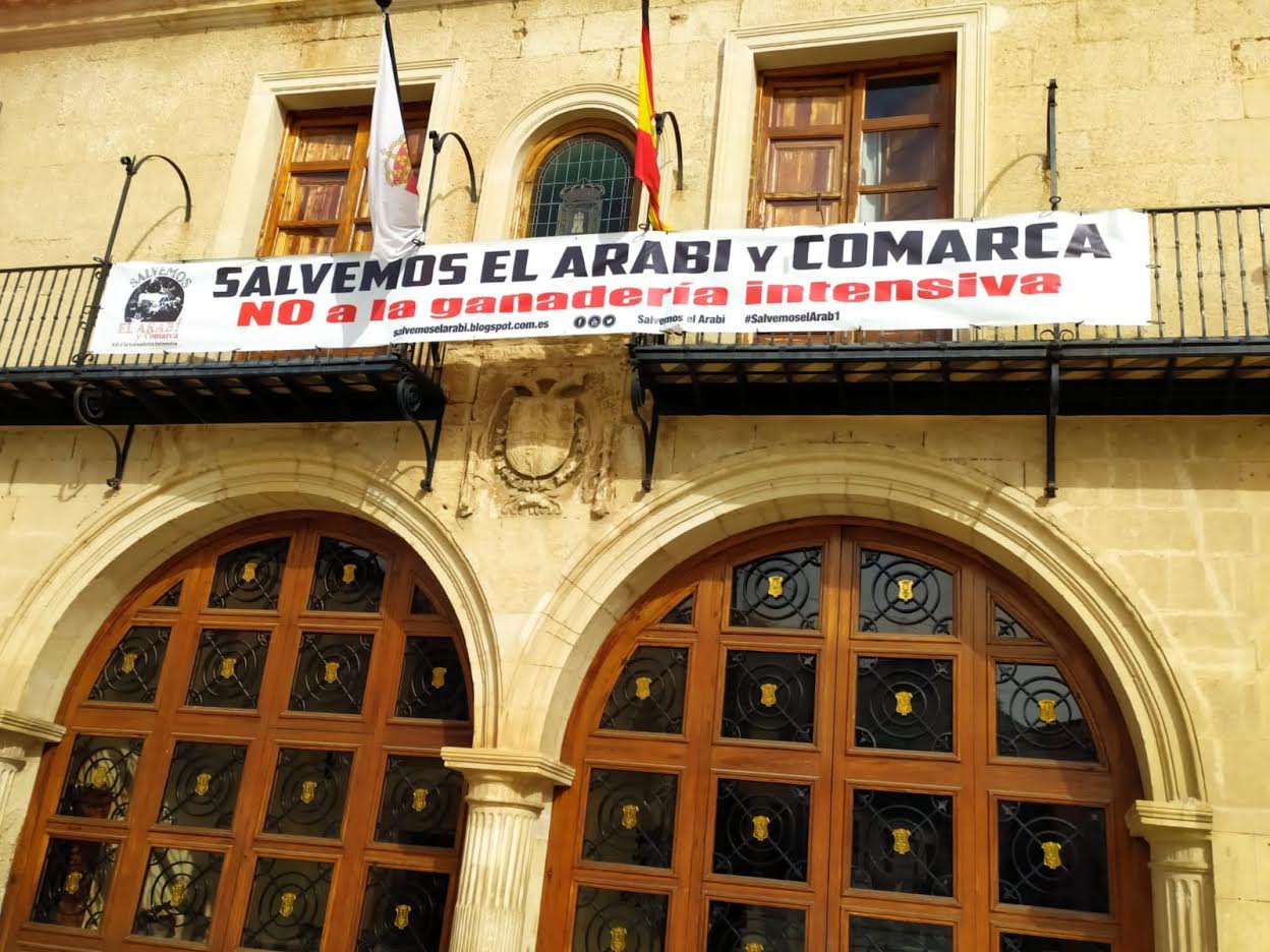 Pancarta colocada este 15 de junio de 2021 en la fachada principal del Ayuntamiento de Yecla. Imagen: Salvemos el Arabí y Comarca
