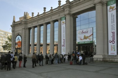 Colas para entrar a la Feria ExpoEcoSalud en Madrid. (Imagen extraída de la web de la Feria, http://www.expoecosalud.es/).