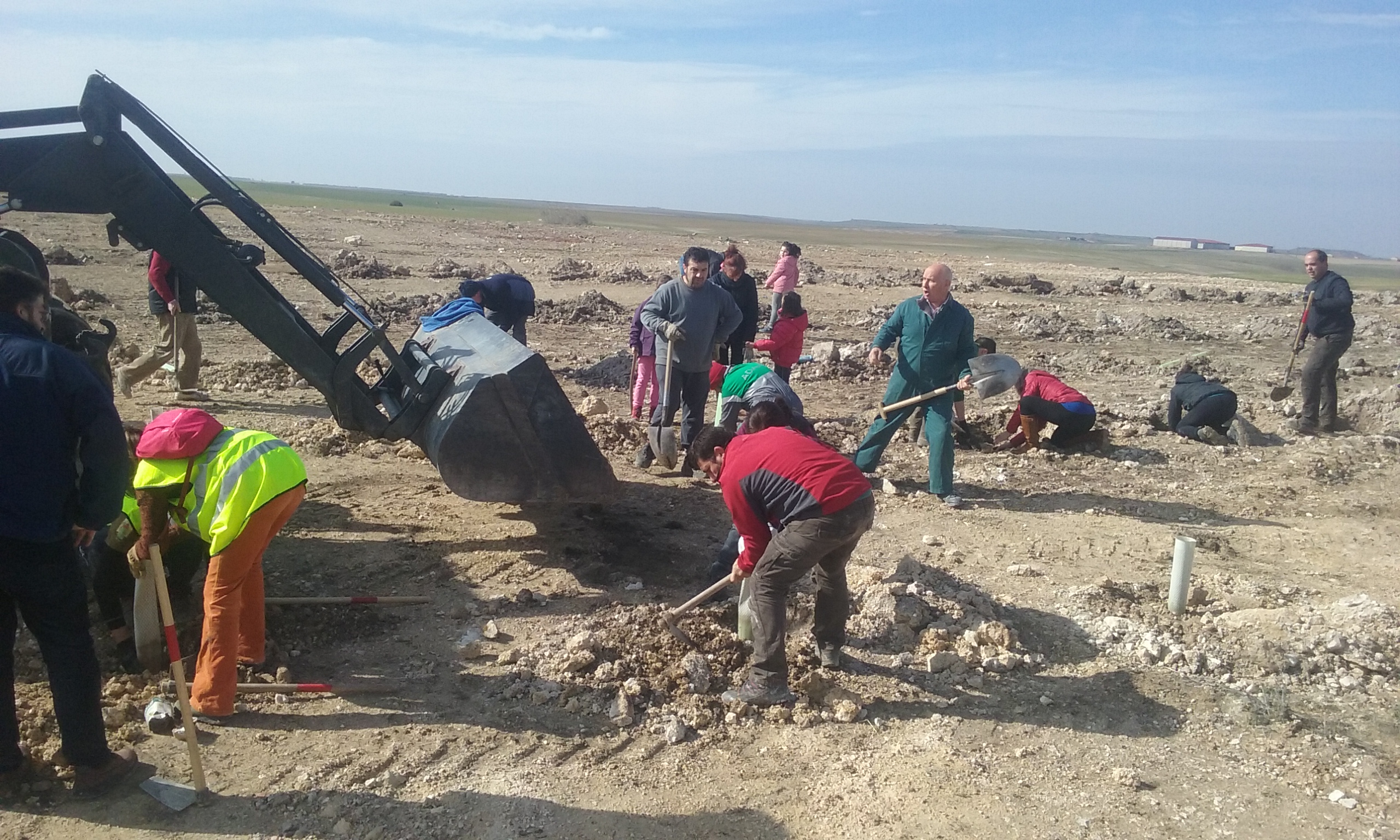 Vecinos de Villafruela (Burgos) y voluntarios trabajan en la restauración ambiental de una escombrera. Imagen: Grefa