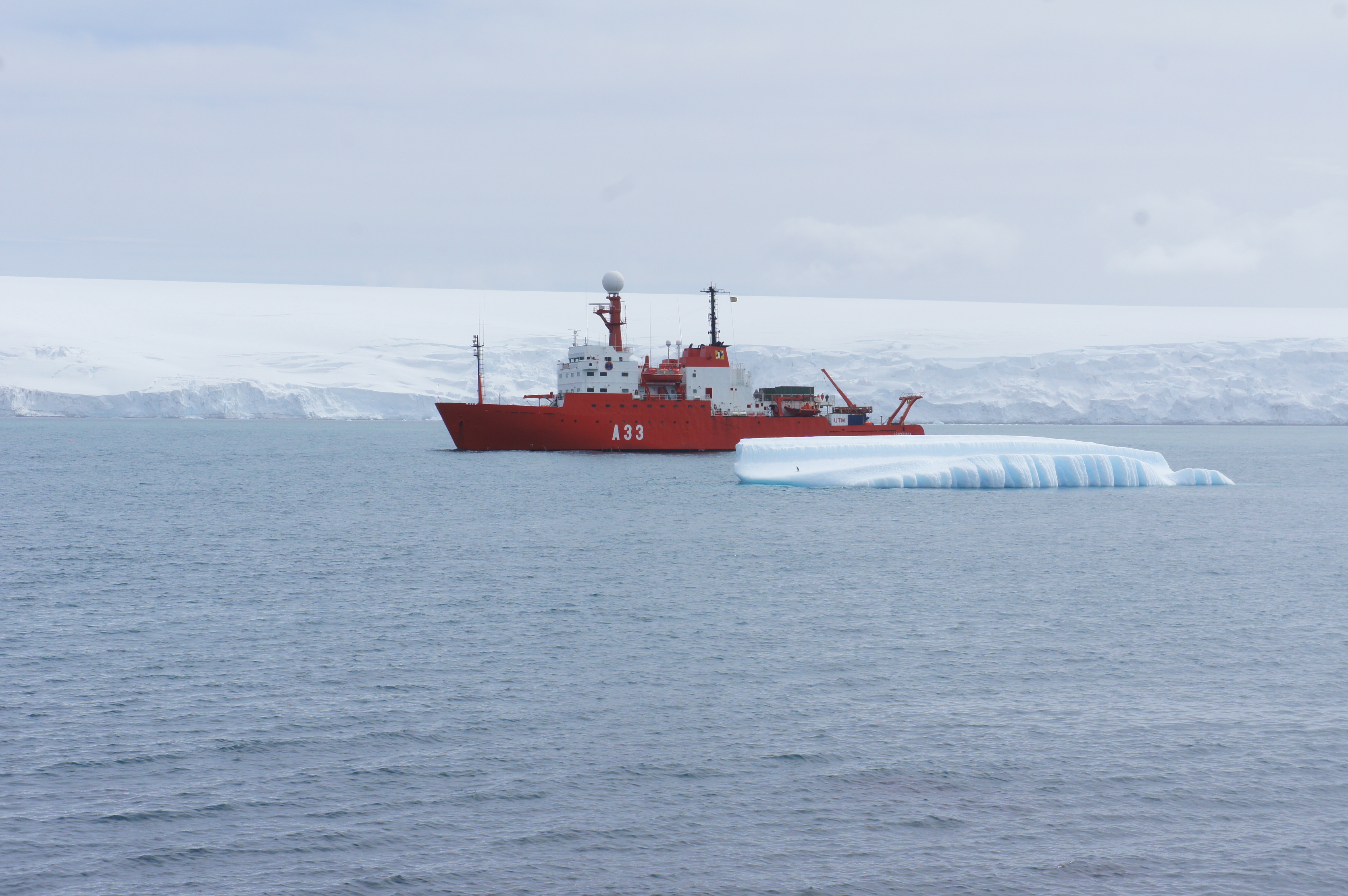 El Buque Oceanográfico Hespérides frente a la Isla Livingston, cerca de la península Antártica. Imagen: CSIC