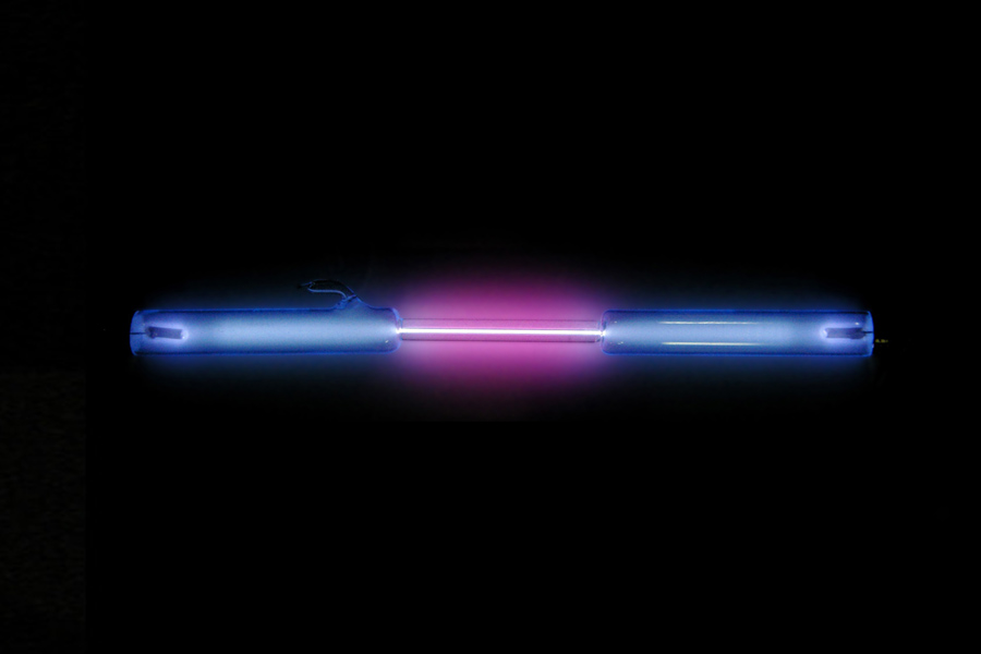 En color violeta, emisión de hidrógeno en un tubo de descarga de gases. Imagen: Wikimedia Commons / CSIC