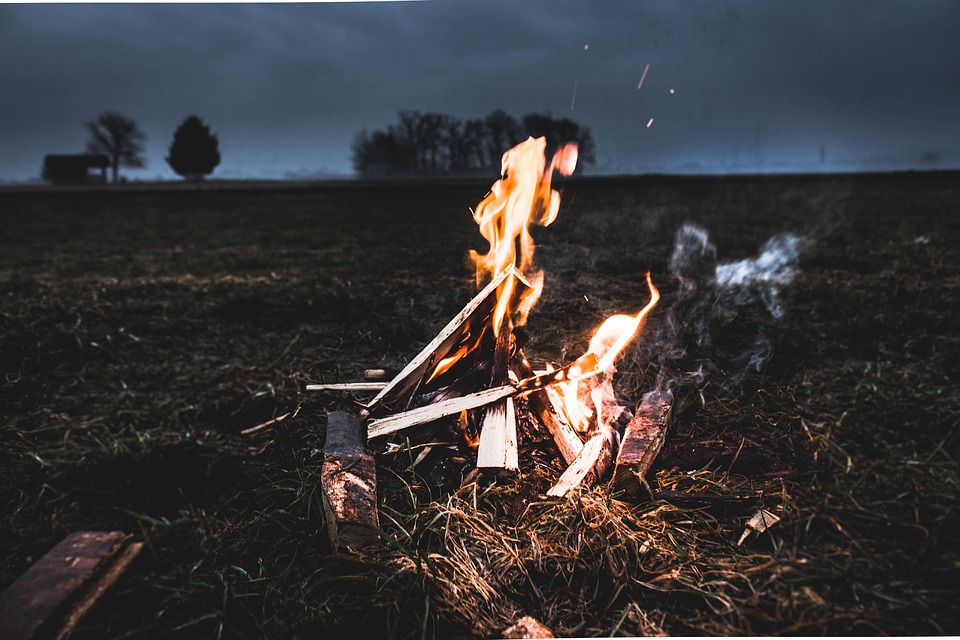 Una hoguera en el campo. Imagen: Pixabay