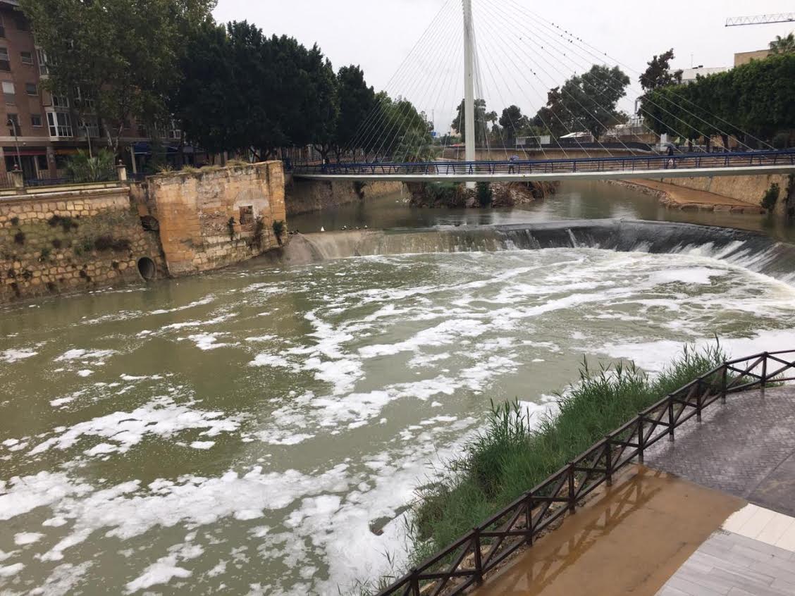 Episodio de espumas blancas en el río Segura el  22-10-2019. Imagen: Huermur