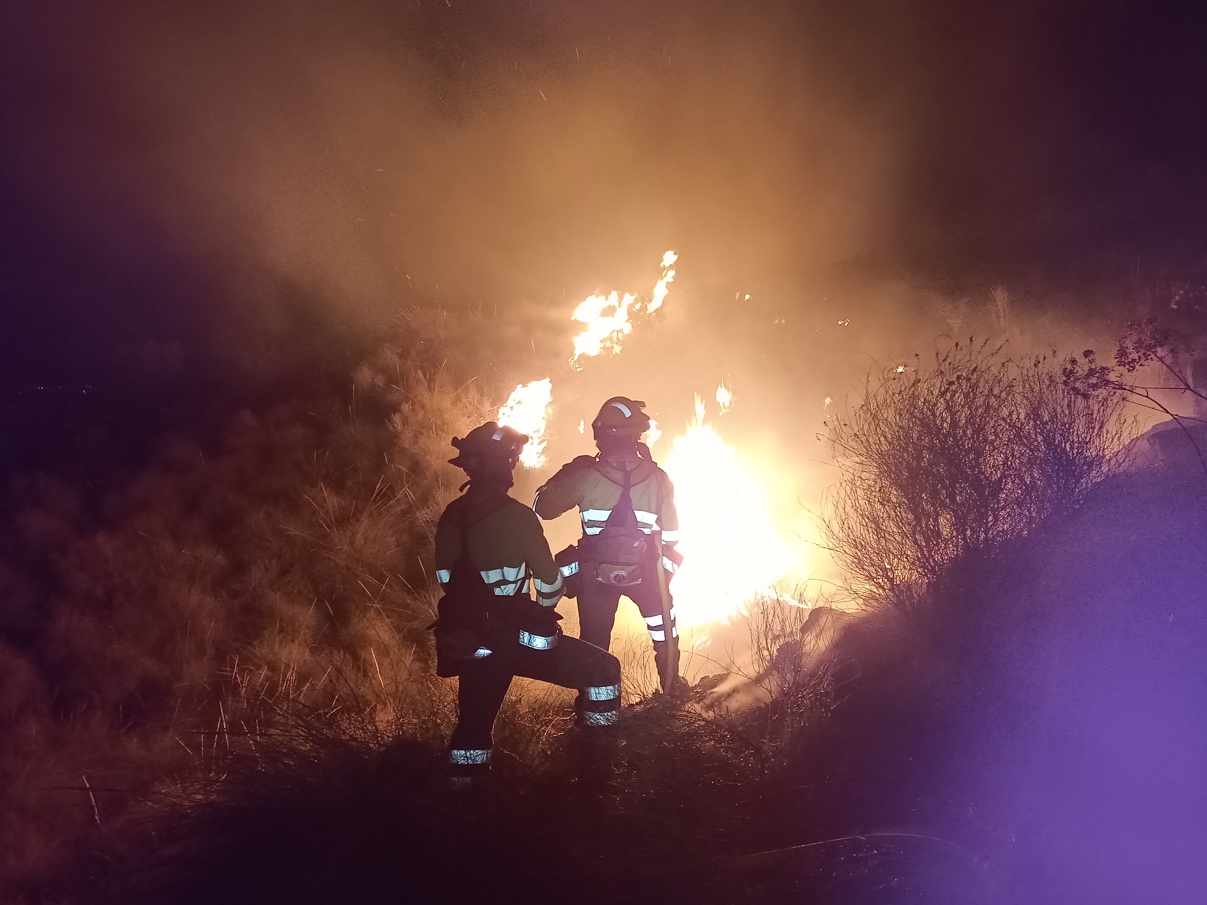 El fuego, durante la noche del lunes día 10. Imagen: Unidad de Defensa contra los Incendios Forestales de la Dirección General del Medio Natural