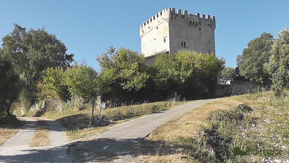 Foto: torre en Quintana de Valdivielso, para controlar el paso de mercancías por el camino medieval