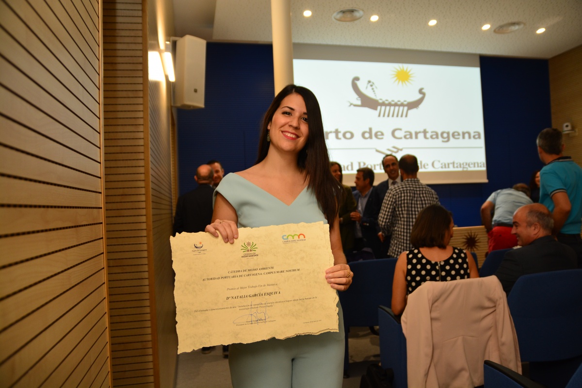 Natalia García, recogiendo su premio de la Cátedra del Puerto. Imagen: UPCT