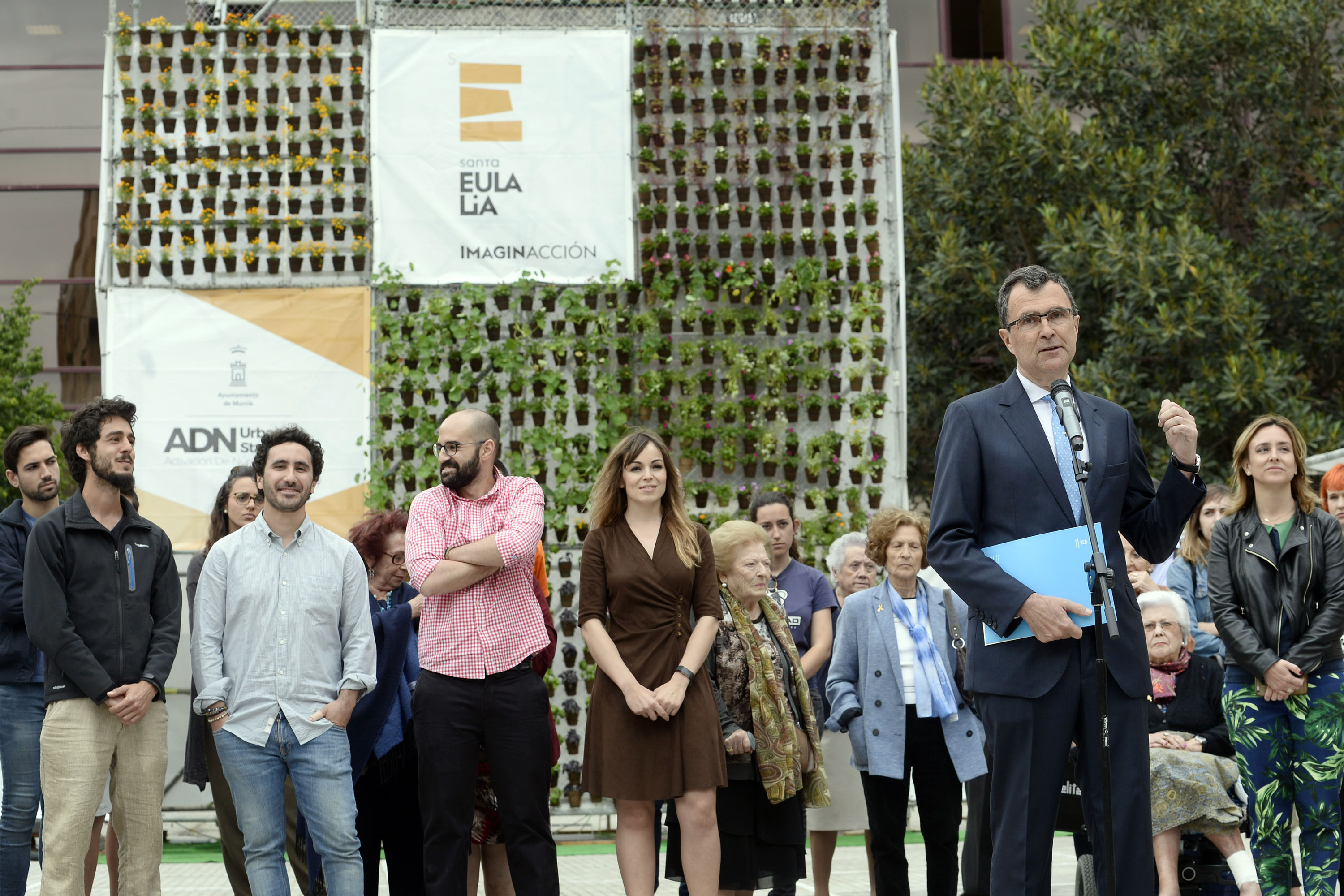 El alcalde, Ballesta, presentando ayer el jardín vertical de Santa Eulalia