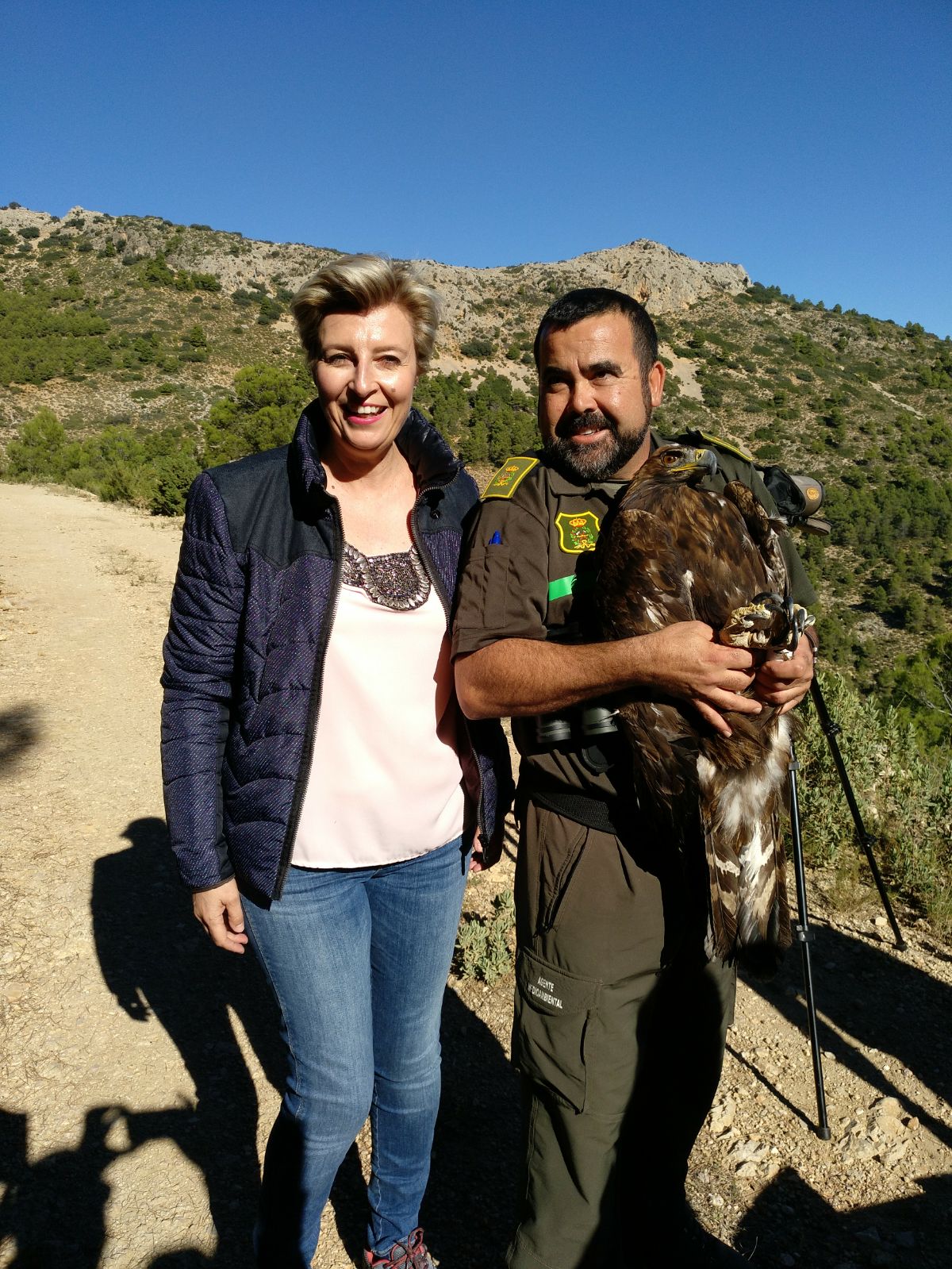 La directora general de Medio Natural, Consuelo Rosauro, en la suelta de un águila real. Imagen: CARM
