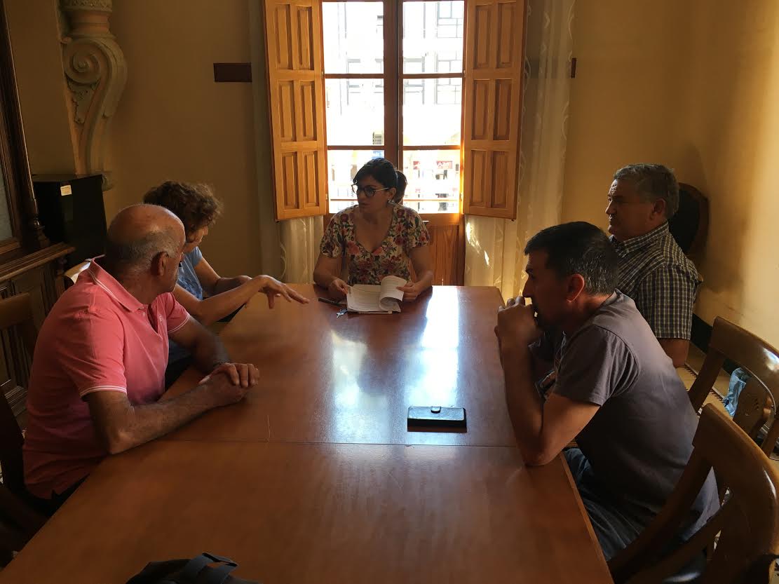 Un momento de la reunión de vecinos y asociaciones con la alcaldesa de Santomera, Inma Sánchez Roca  en relación a la Línea aérea/subterránea M.T 20 Kv D/C alimentación norte de Beniel. Imagen: 