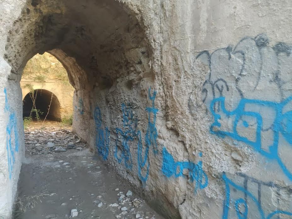 Actos vandálicos  en el Acueducto de los Arcos, sobre la rambla de las Zorreras. Imagen: Huermur
