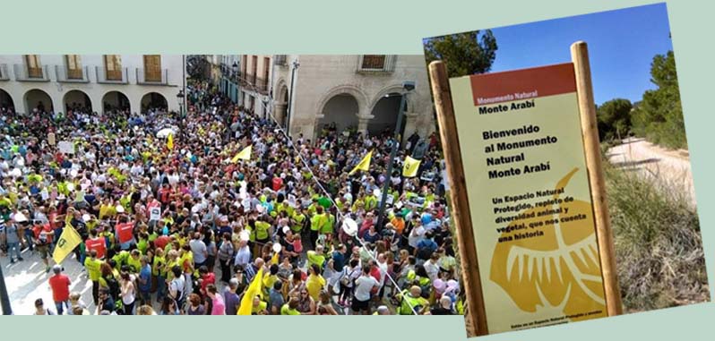 Plaza del Ayuntamiento de Yecla en la manifestación de septiembre de 2017, y cartel del Monte Arabí, Imagen: Plataforma Ciudadana Salvemos el Arabí y Comarca