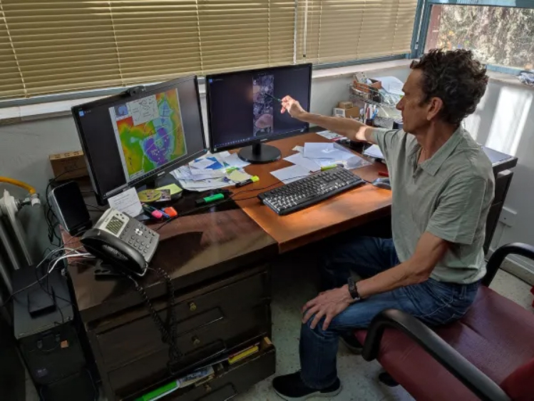 El investigador de la UGR Francisco Javier Rodríguez-Tovar muestra algunos fósiles de rocas del área del impacto del asteroide que acabó con los dinosaurios en Chicxulub, en la península de Yucatán (México). Imagen: UGR