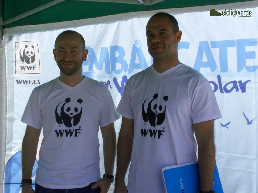 Miguel Murcia, coordinador de la campaña 'Embárcate con el WWF Solar', y Óscar Esparza, biólogo marino de WWF España.