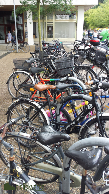 Un montón de bicis aparcadas en una acera