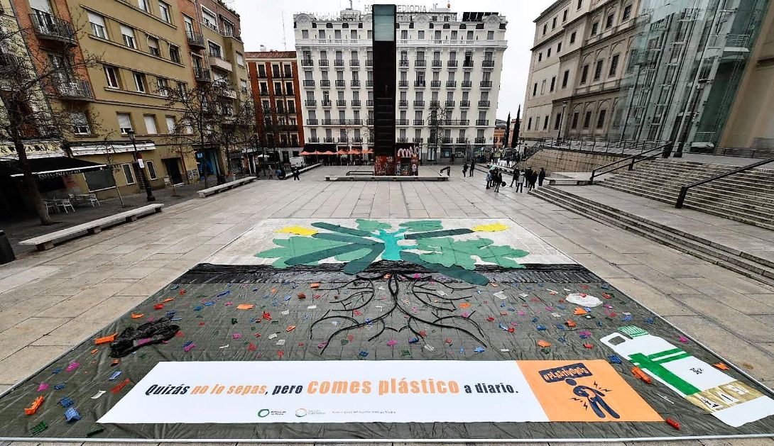 Una acción reivindicativa en la Plaza de Juan Goytisolo de Madrid. Imagen: Amigos de la Tierra