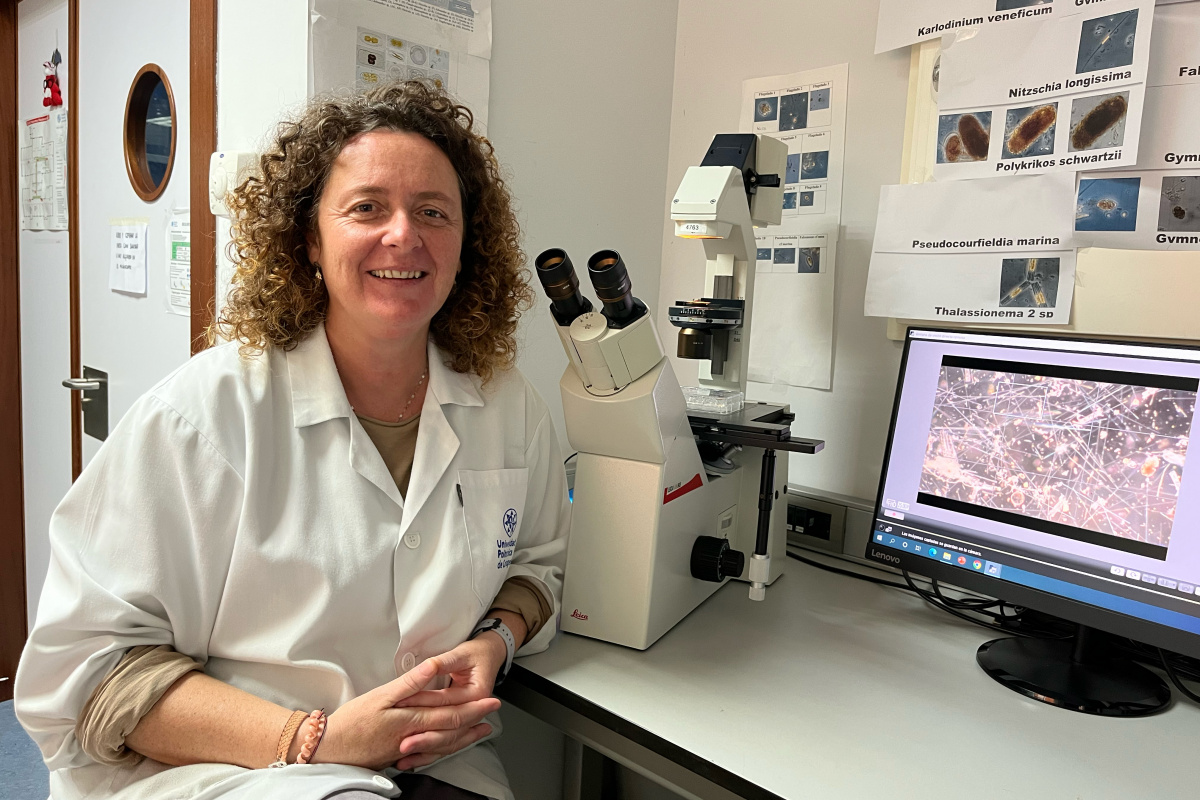 Nuria Alcaraz, identificando algas tóxicas en un laboratorio de la UPCT. Foto: UPCT