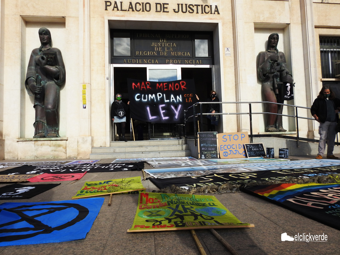 Al final de la concentración, las pancartas se han depositado en el suelo, frente al Palacio de Justicia.
