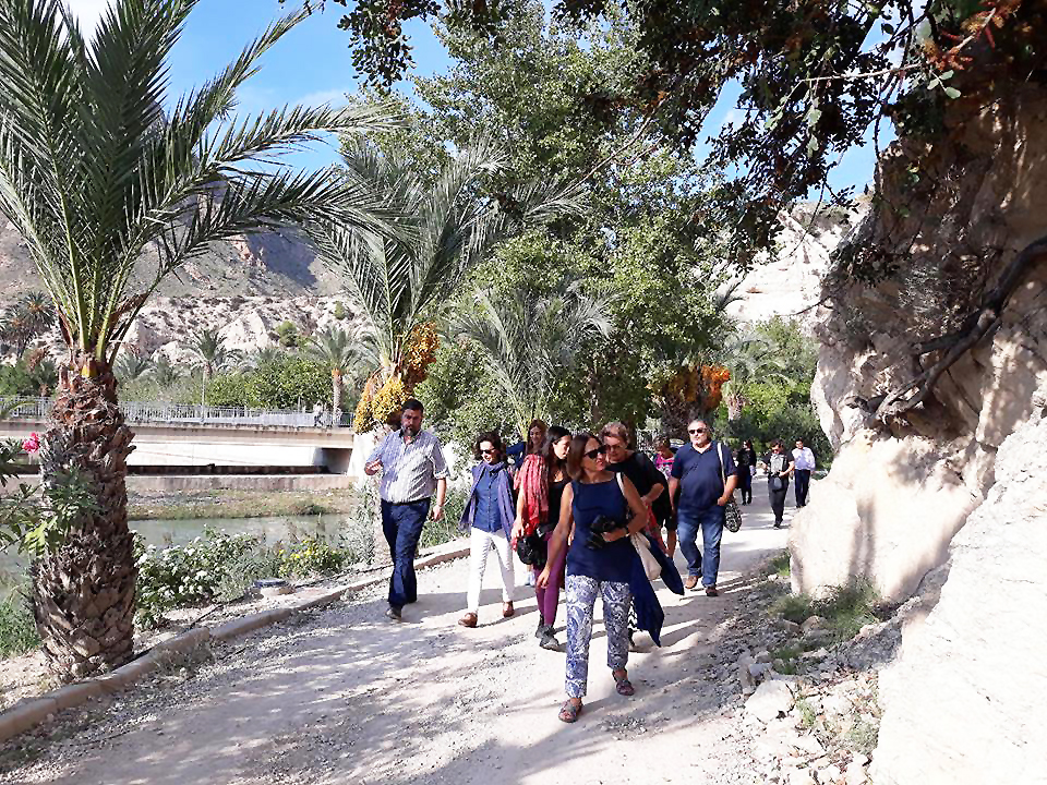 Los asistentes, disfrutando de un paseo por Ojós, que en 2017 fue elegida para celebrar el Día Internacional del Paisaje. Imagen: Congreso Internacional de Arte, Naturaleza y Paisaje en el Mediterráneo